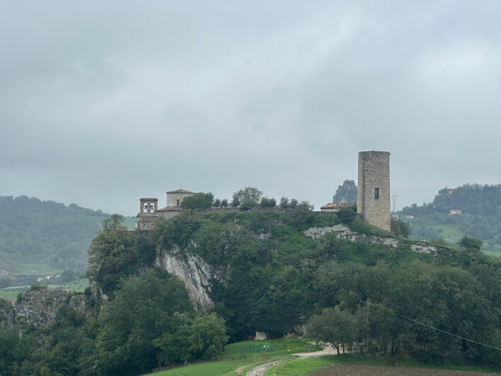 Trekking al Santuario di Saiano ed al Castello di Azzurrina a Montebello